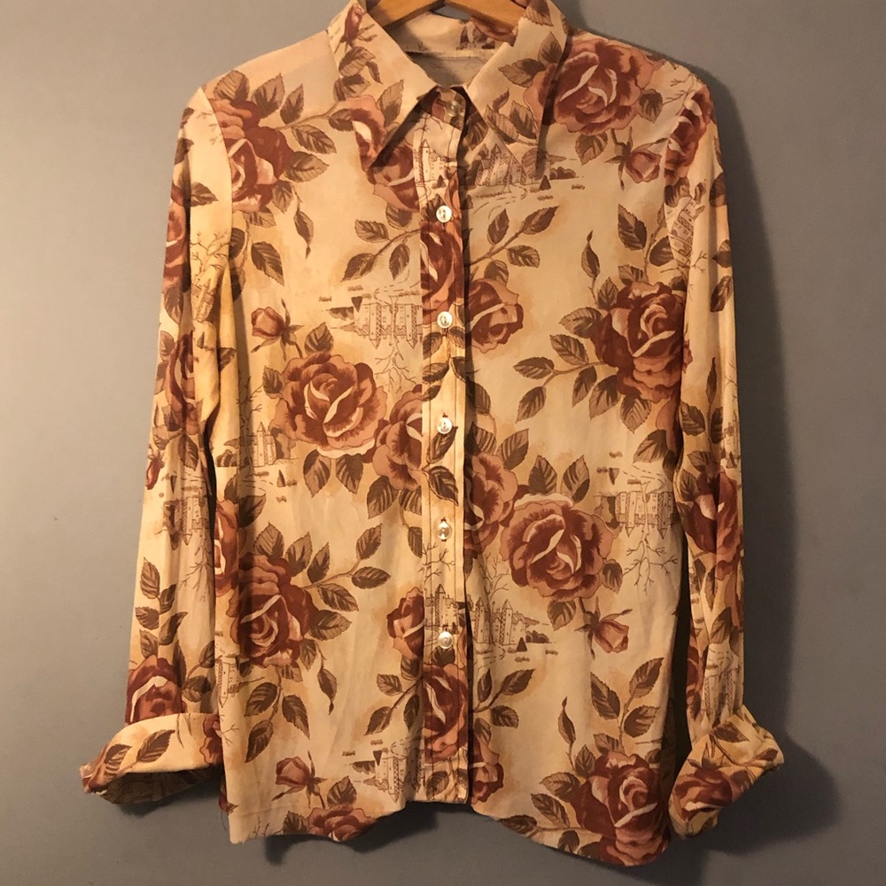 Vntg. peach polyester rose & castle printed shirt